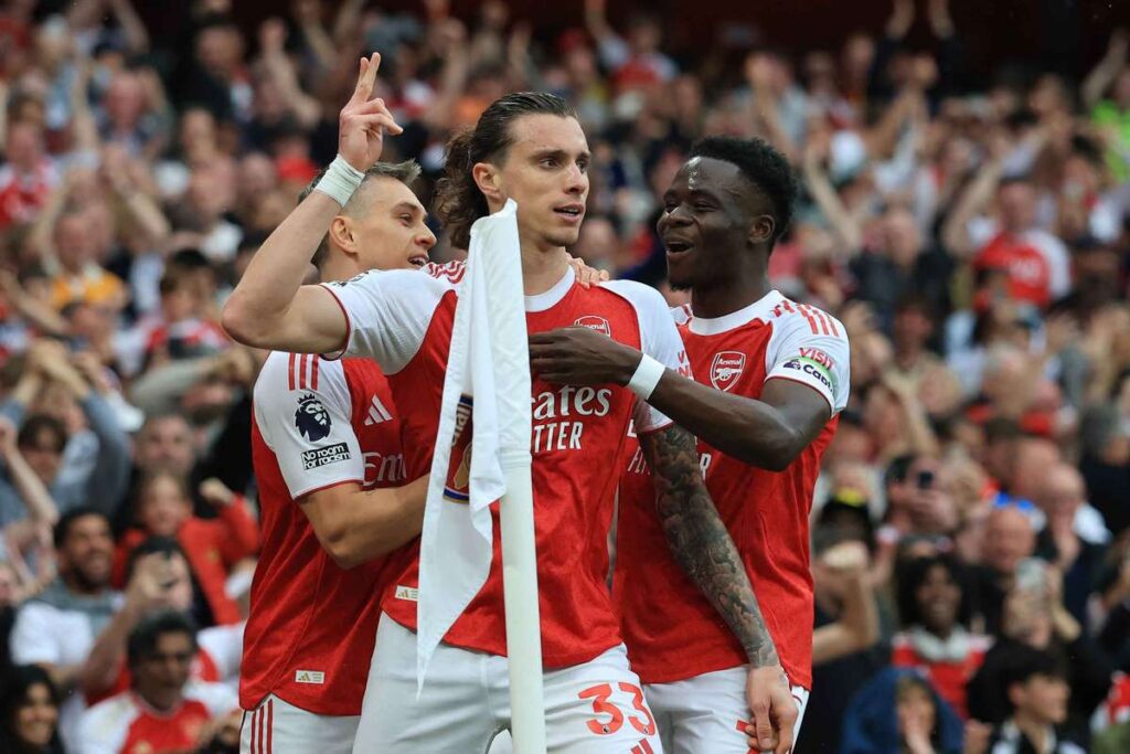 Kanu celebrates Arsenal’s Premier League title triumph